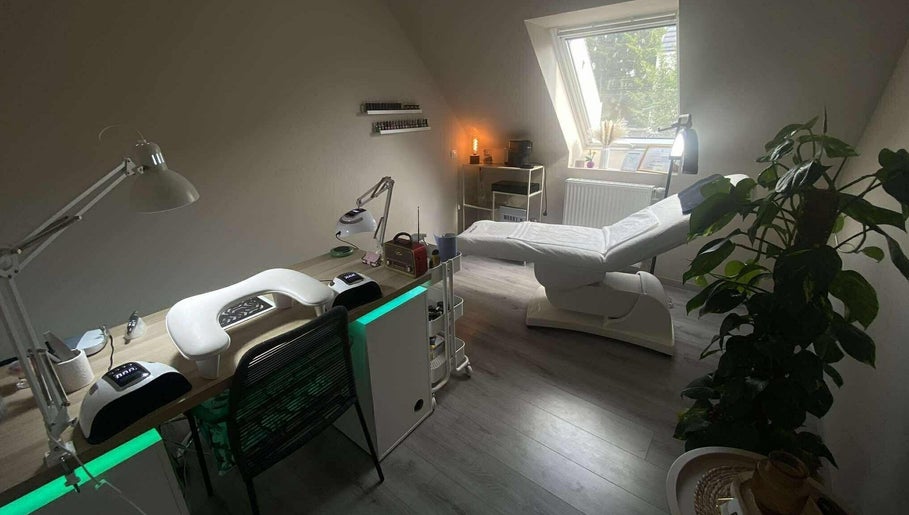 Moderne schoonheidssalon MORRI in Sint-niklaas met gezellige inrichting en behandelstoel.