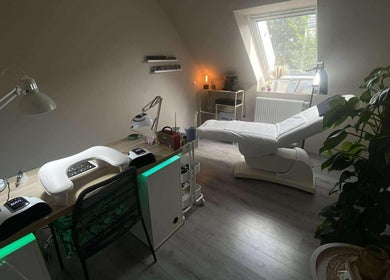 Moderne schoonheidssalon MORRI in Sint-niklaas met gezellige inrichting en behandelstoel.