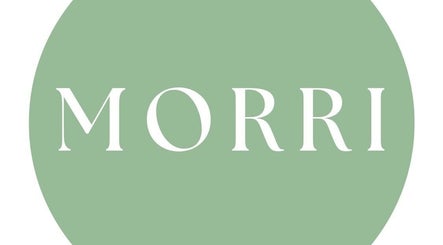 Logo van schoonheids- en wellnesscentrum MORRI in Sint-Niklaas, Vlaams Gewest, BE op groene achtergrond.