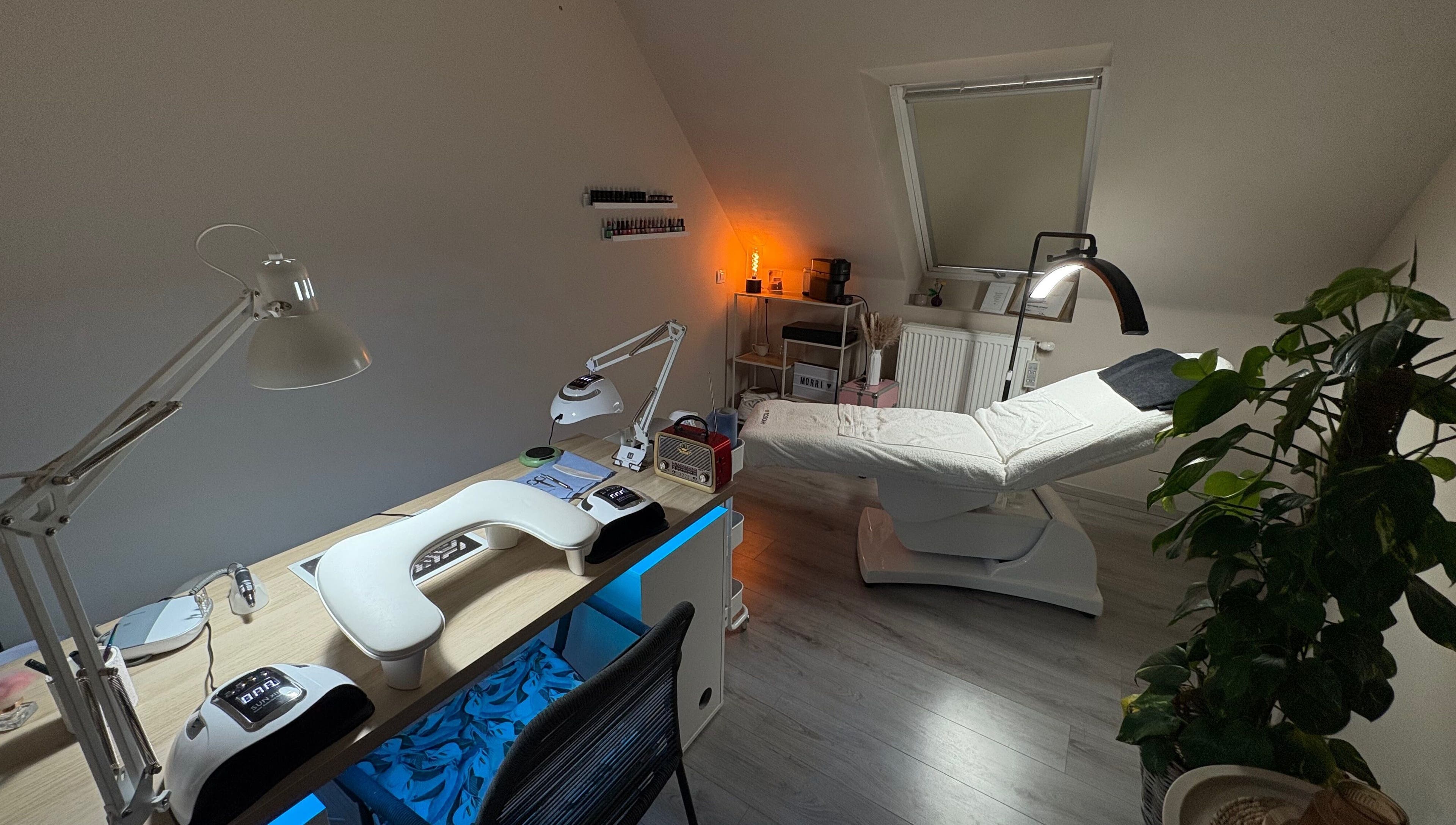 Interieur van MORRI in Sint-niklaas, Vlaams Gewest, BE met behandeltafel en manicurestation.