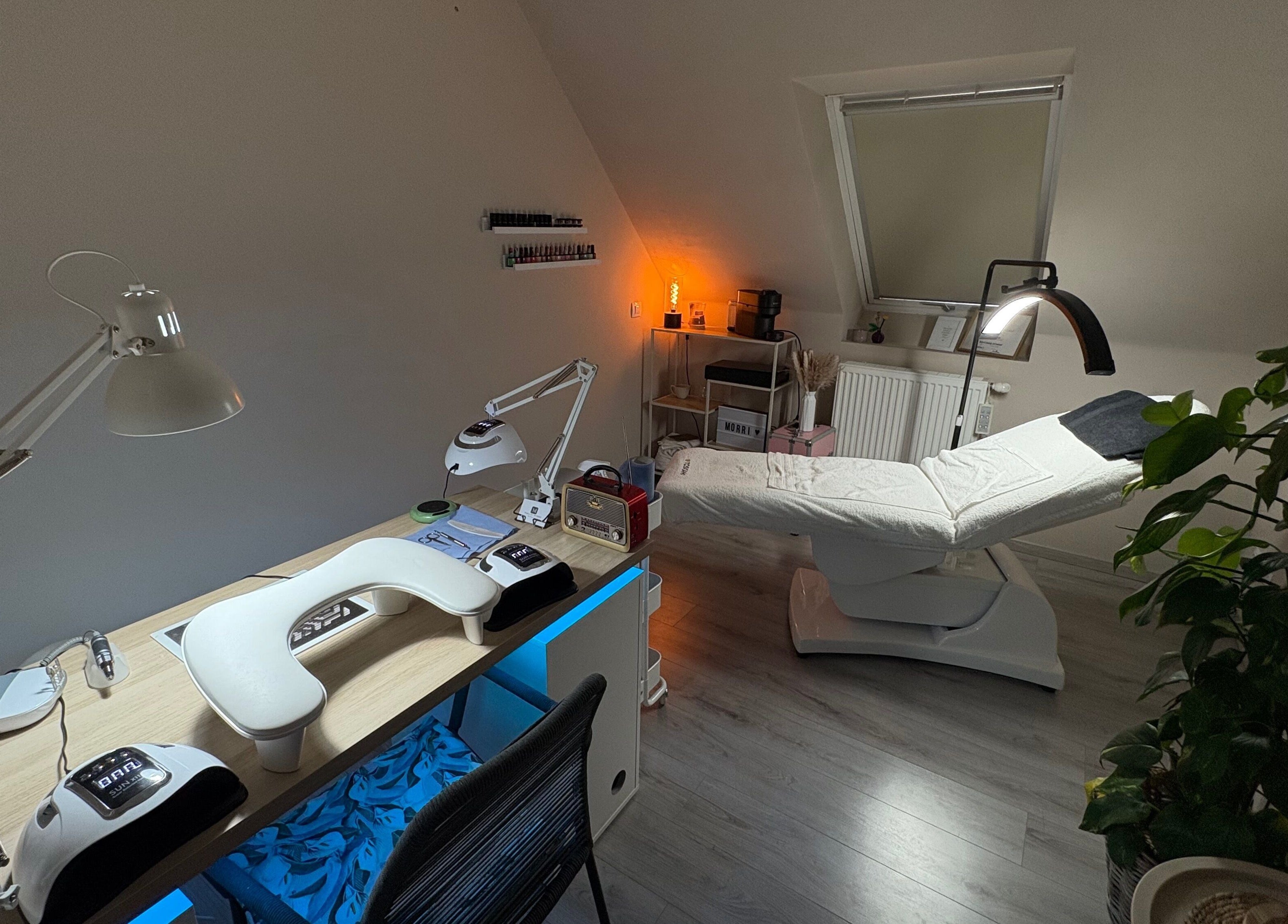 Interieur van MORRI in Sint-niklaas, Vlaams Gewest, BE met behandeltafel en manicurestation.