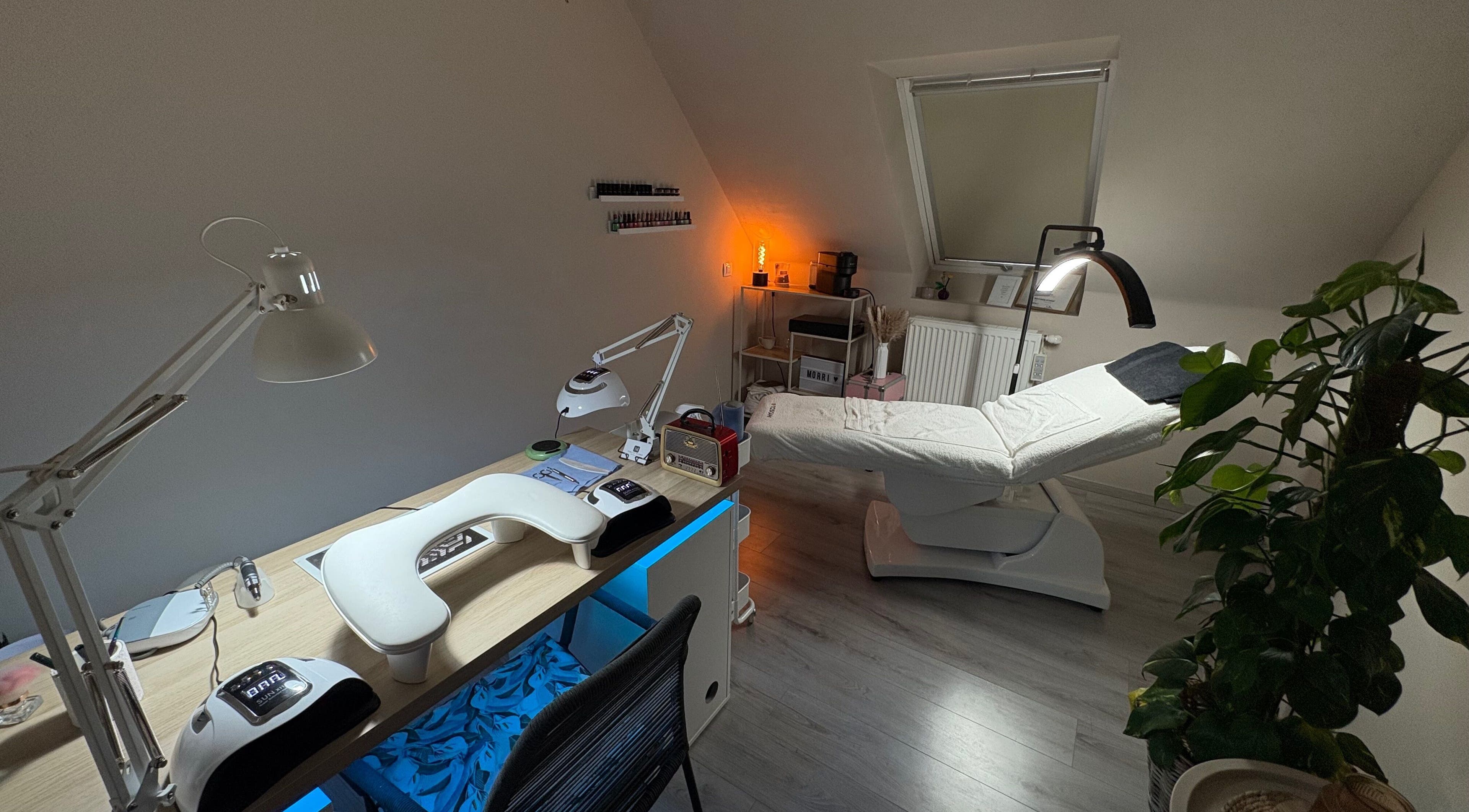 Interieur van MORRI in Sint-niklaas, Vlaams Gewest, BE met behandeltafel en manicurestation.