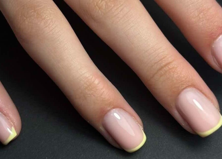 Verzorgde nagelsessie bij MORRI, Sint-niklaas, Vlaams Gewest, BE, met zachte roze en gele tint.