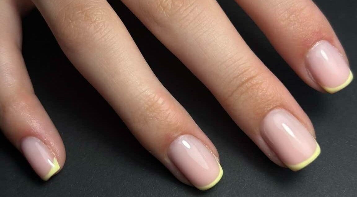 Verzorgde nagelsessie bij MORRI, Sint-niklaas, Vlaams Gewest, BE, met zachte roze en gele tint.