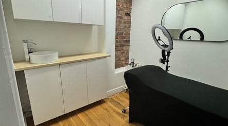 Roo Permanent Makeup & Fine Line Tattoo imagem 2