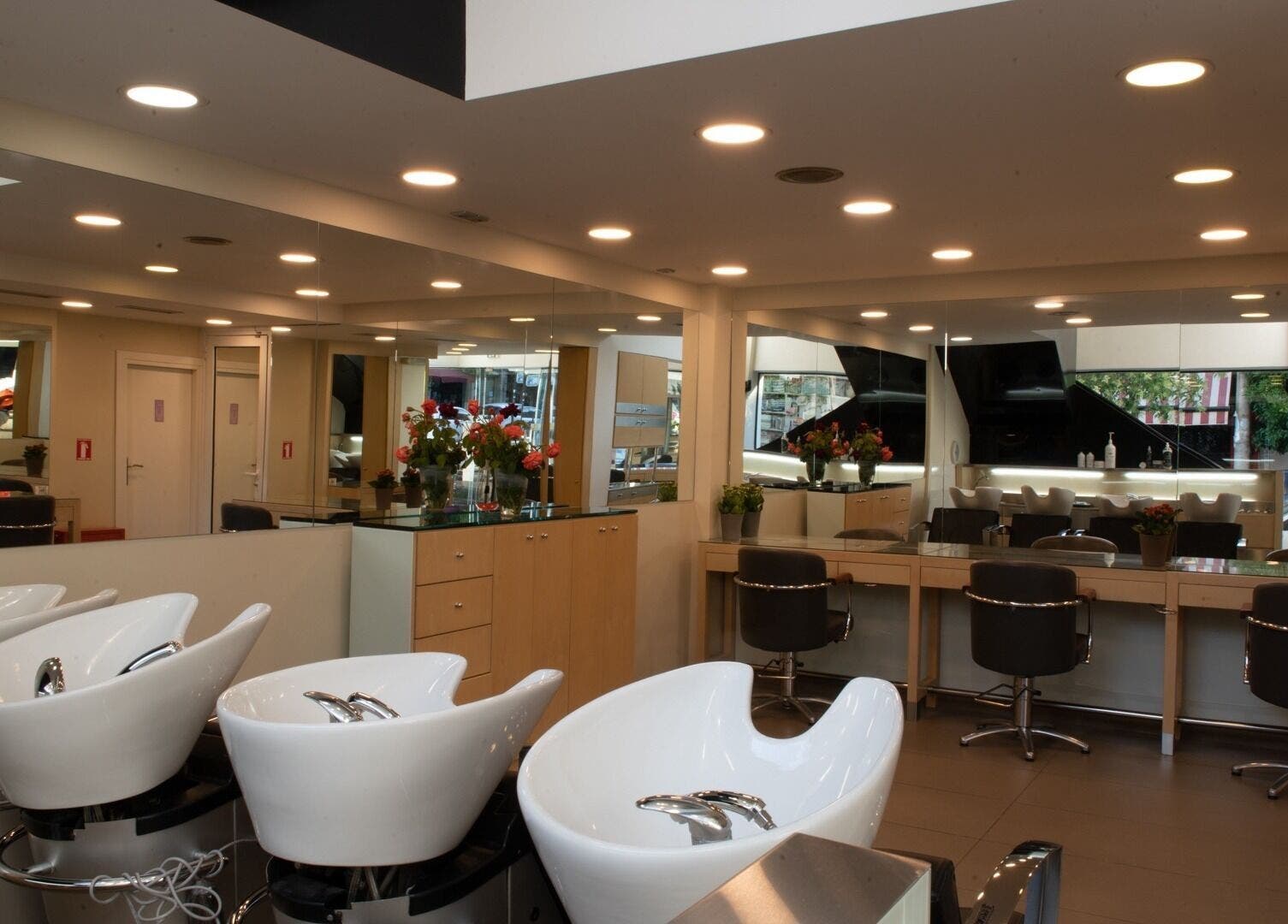 Εσωτερικό κομμωτηρίου Helena Milanou Αιγάλεω με μοντέρνα διακόσμηση στο Αιγάλεω, GR.