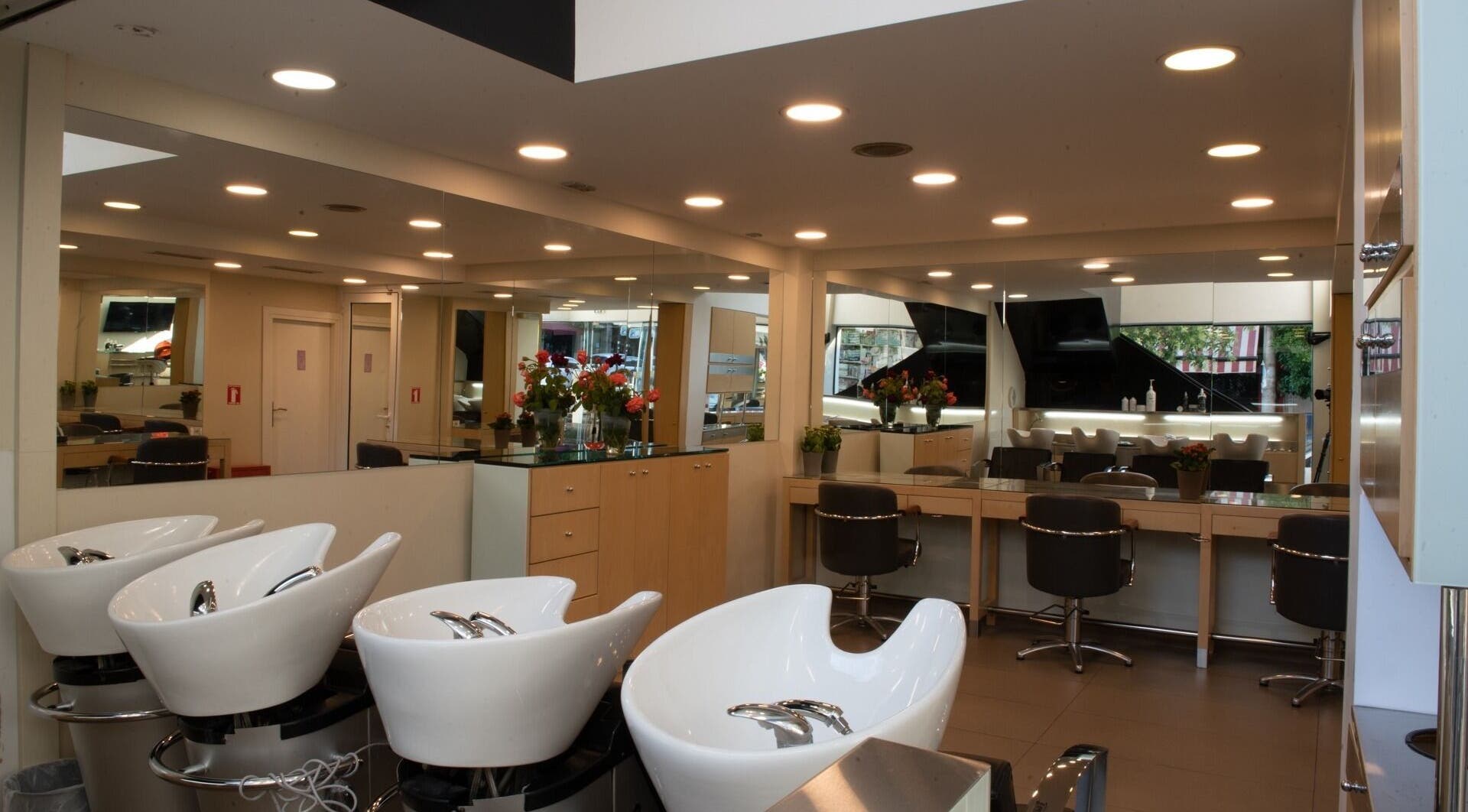 Εσωτερικό κομμωτηρίου Helena Milanou Αιγάλεω με μοντέρνα διακόσμηση στο Αιγάλεω, GR.