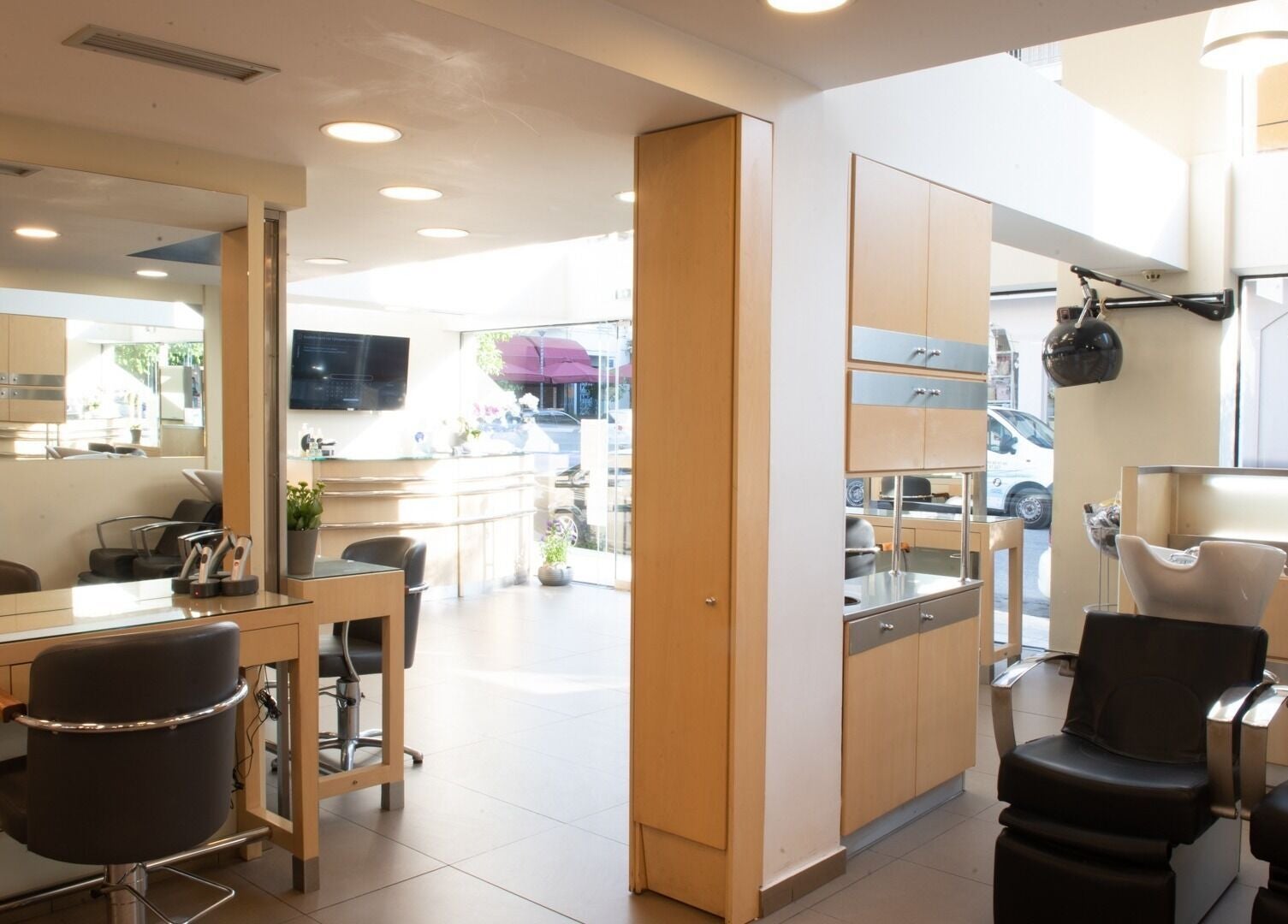 Εσωτερικό χώρου ομορφιάς Helena Milanou Αιγάλεω με σύγχρονη διακόσμηση, Αιγάλεω, GR.