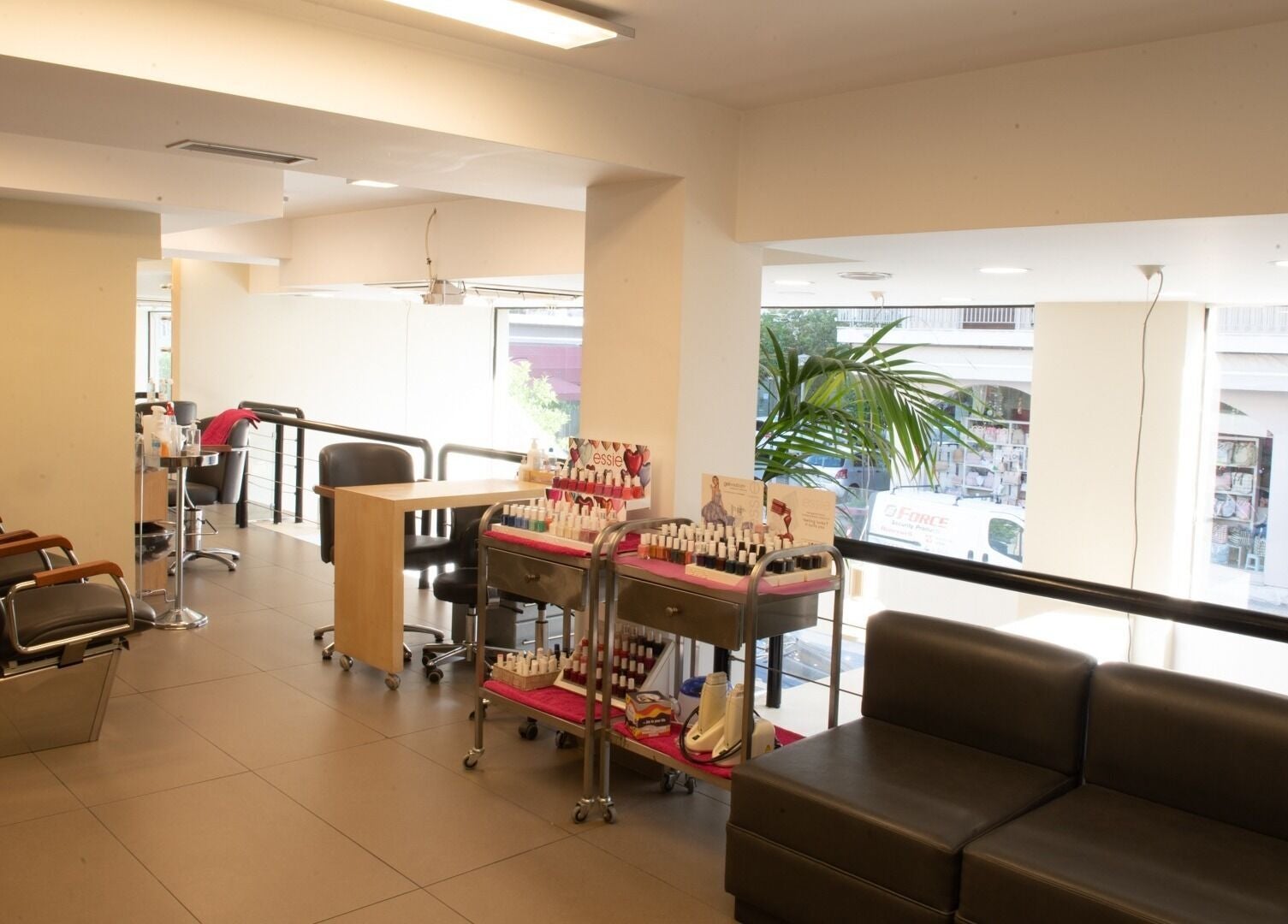 Εσωτερικός χώρος στο Helena Milanou Αιγάλεω, Αιγάλεω, GR με άνετες θέσεις και κομψή διακόσμηση.