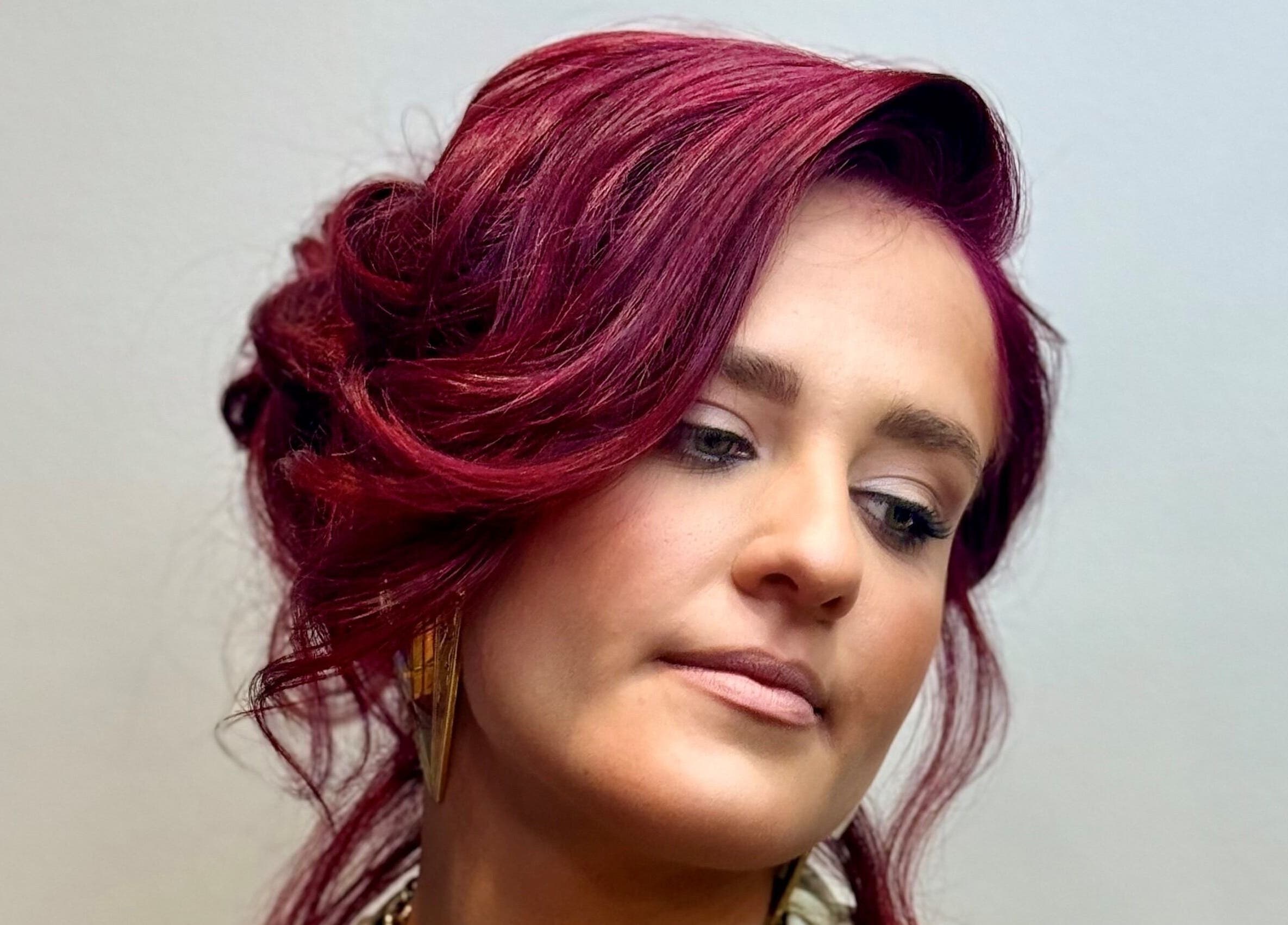 Επαγγελματικό κόκκινο χτένισμα στο Helena Milanou Αιγάλεω, Αιγάλεω, GR.