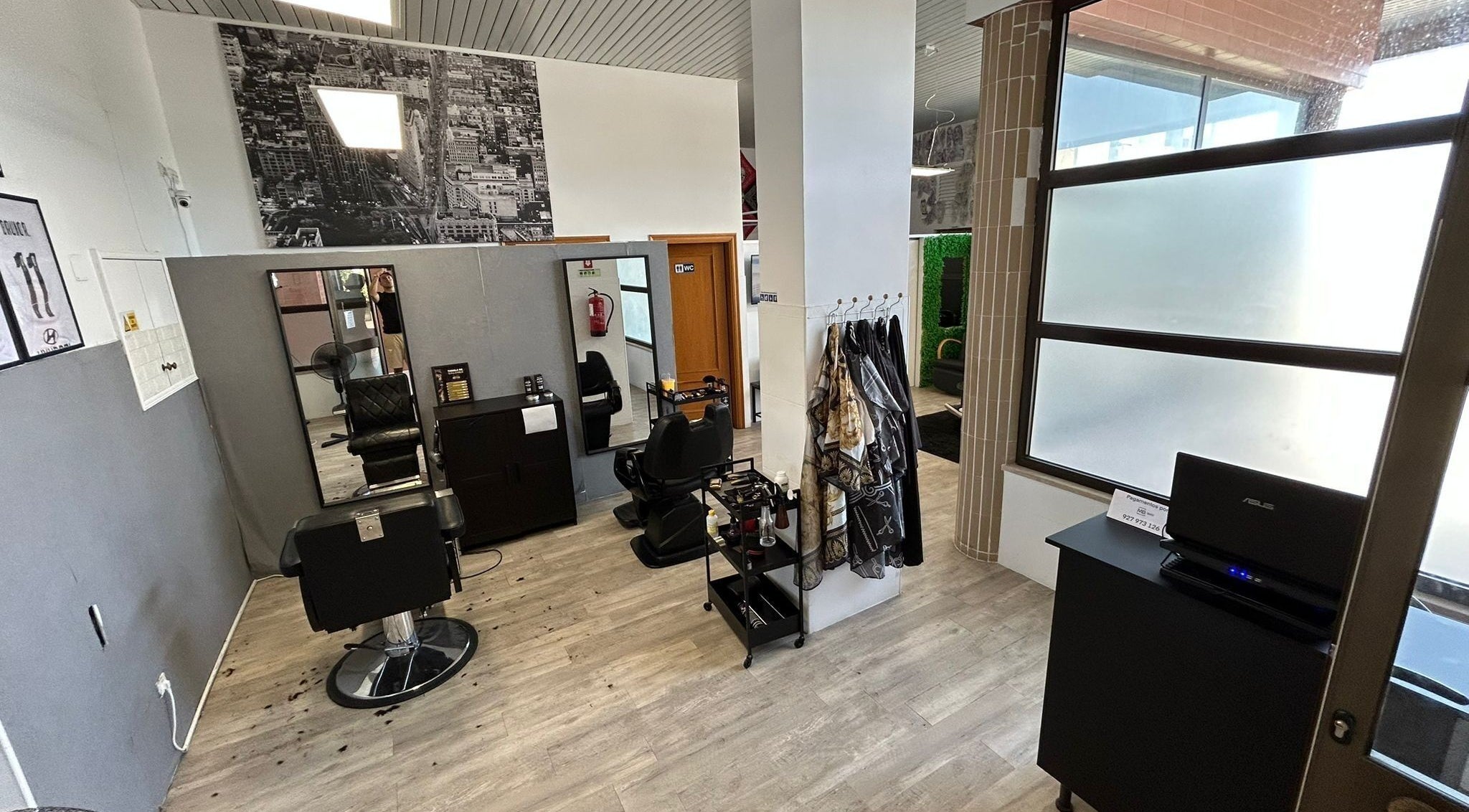 Sala moderna do Mr Barber em Santarém, Santarém, PT com poltronas e decoração urbana.