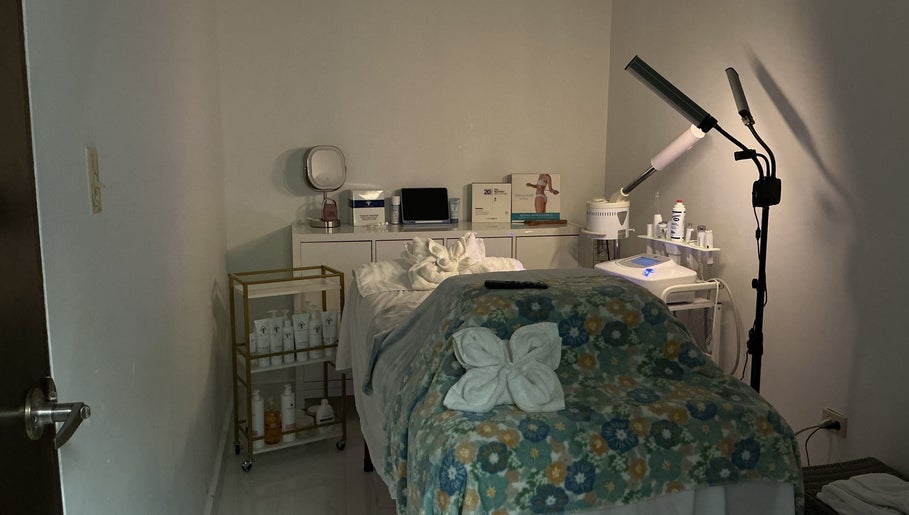 Tranquil treatment room at Med Aesthetics & Wellness Clinic, Trujillo Alto, PR with spa bed and equipment.