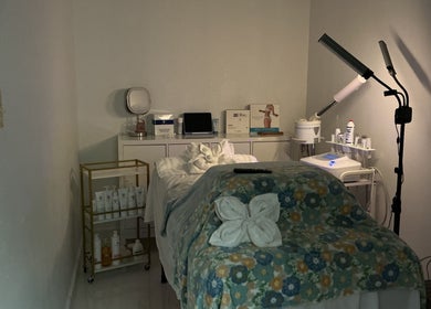 Tranquil treatment room at Med Aesthetics & Wellness Clinic, Trujillo Alto, PR with spa bed and equipment.