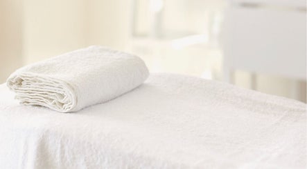 Fresh white towels at Med Aesthetics & Wellness Clinic, Trujillo Alto, PR for a relaxing experience.