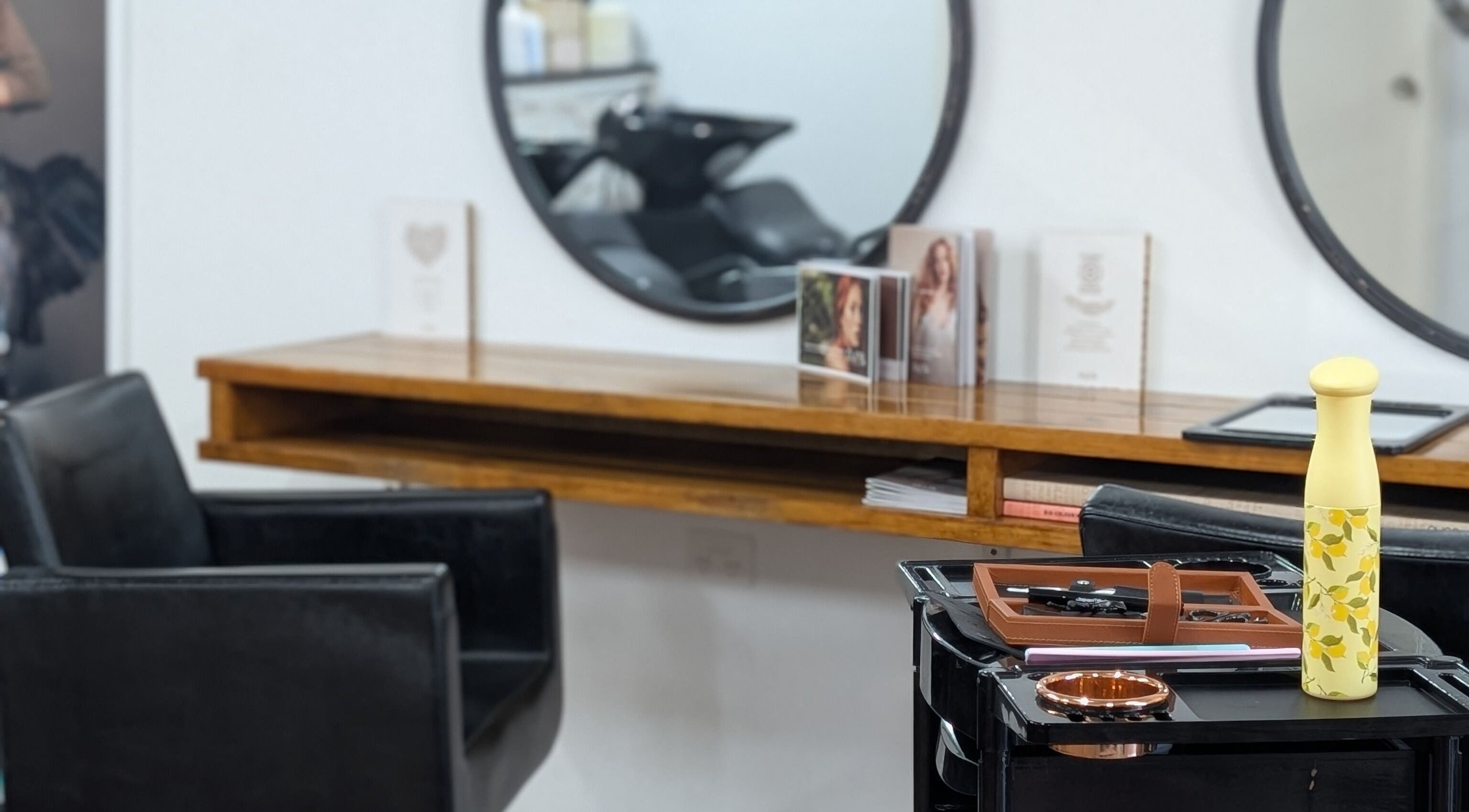 Modern salon chair and mirrors at Blend Atelier, Inverell, New South Wales, AU. Stylish and welcoming interior.