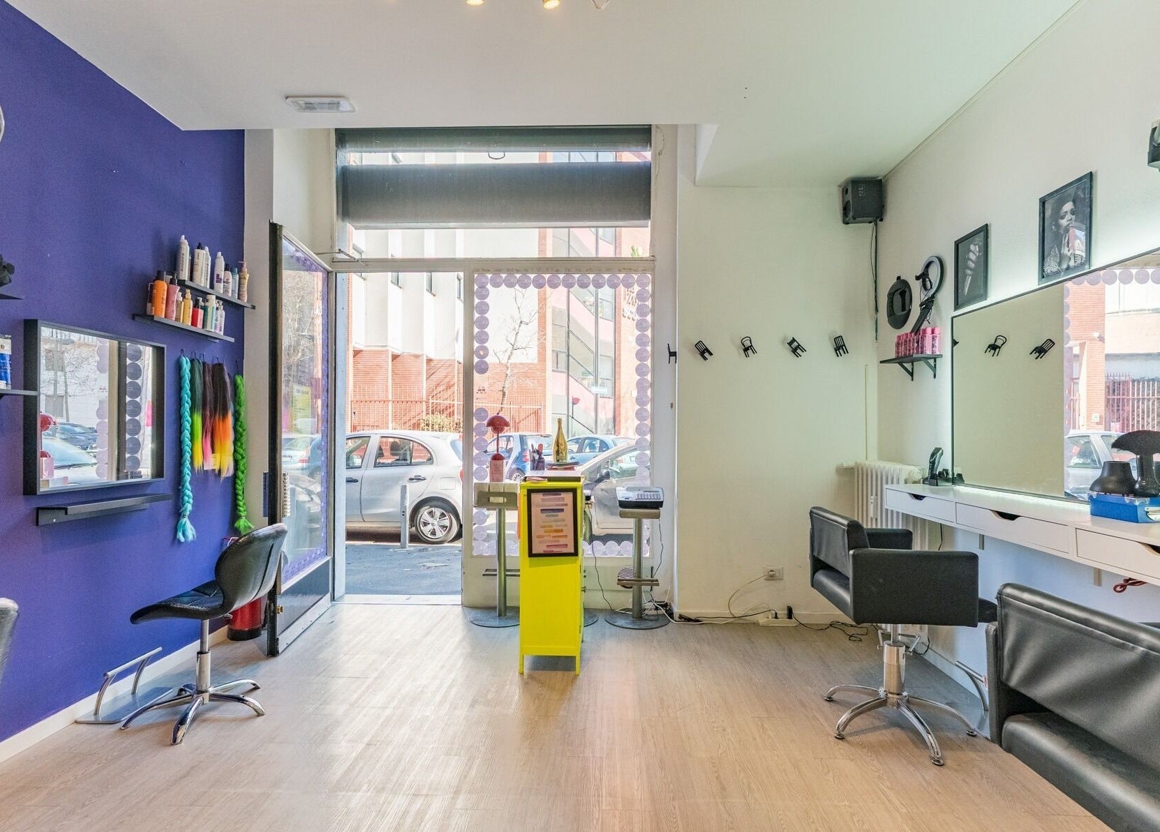 Interno elegante di Room17 a Milano, Lombardia, IT, con sedie moderne e specchi decorativi.