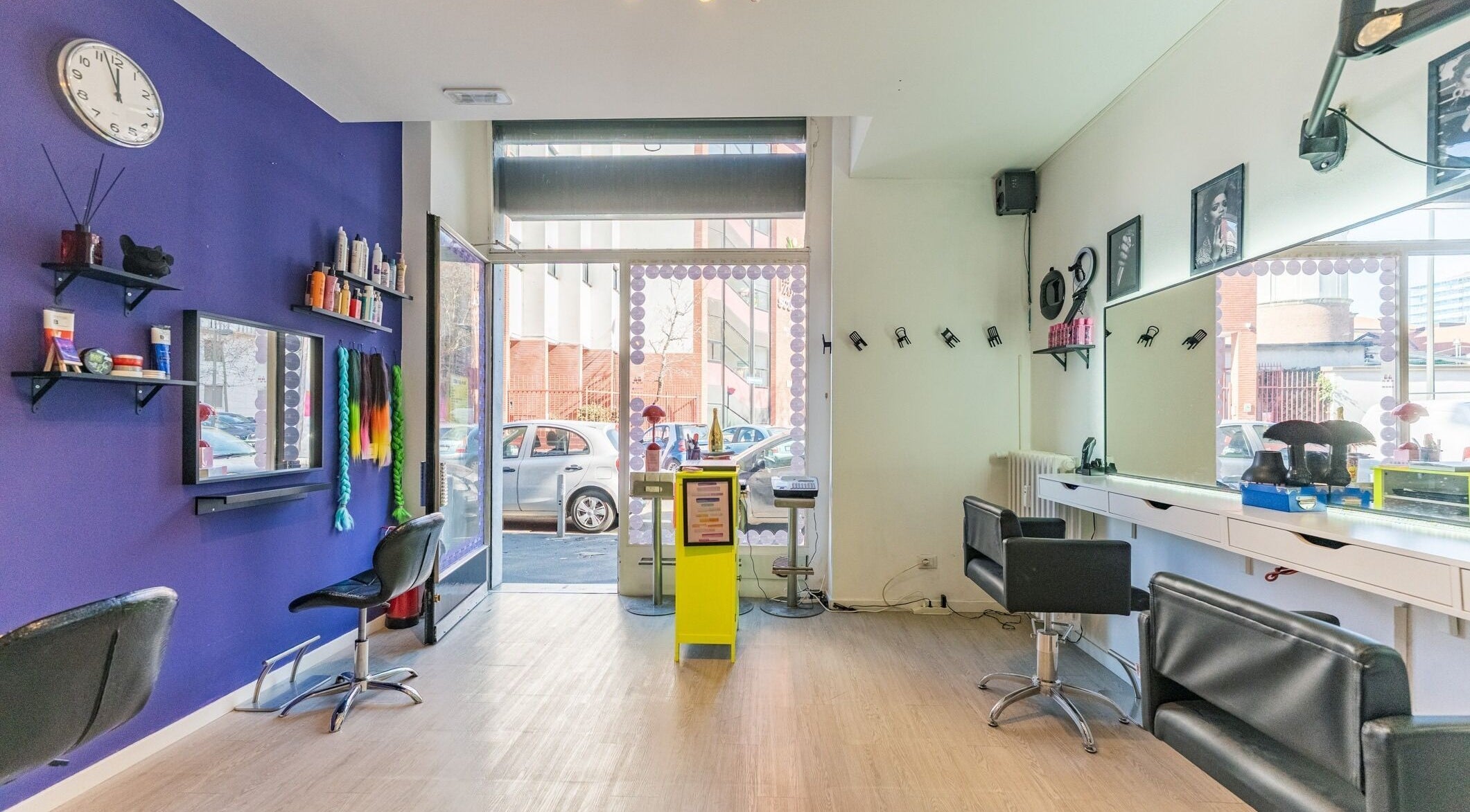 Interno elegante di Room17 a Milano, Lombardia, IT, con sedie moderne e specchi decorativi.