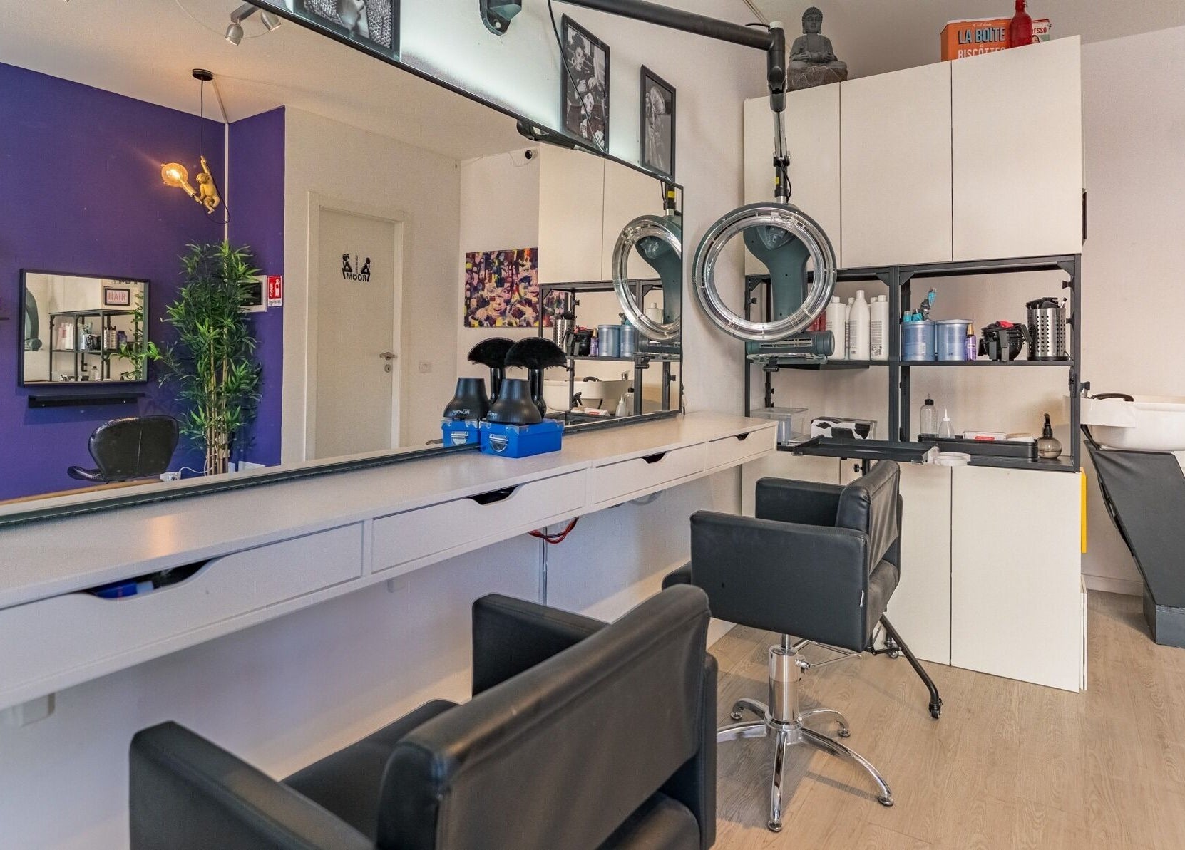 Elegante salone di bellezza Room17 a Milano, Lombardia, IT, con arredamento moderno e attrezzature professionali.