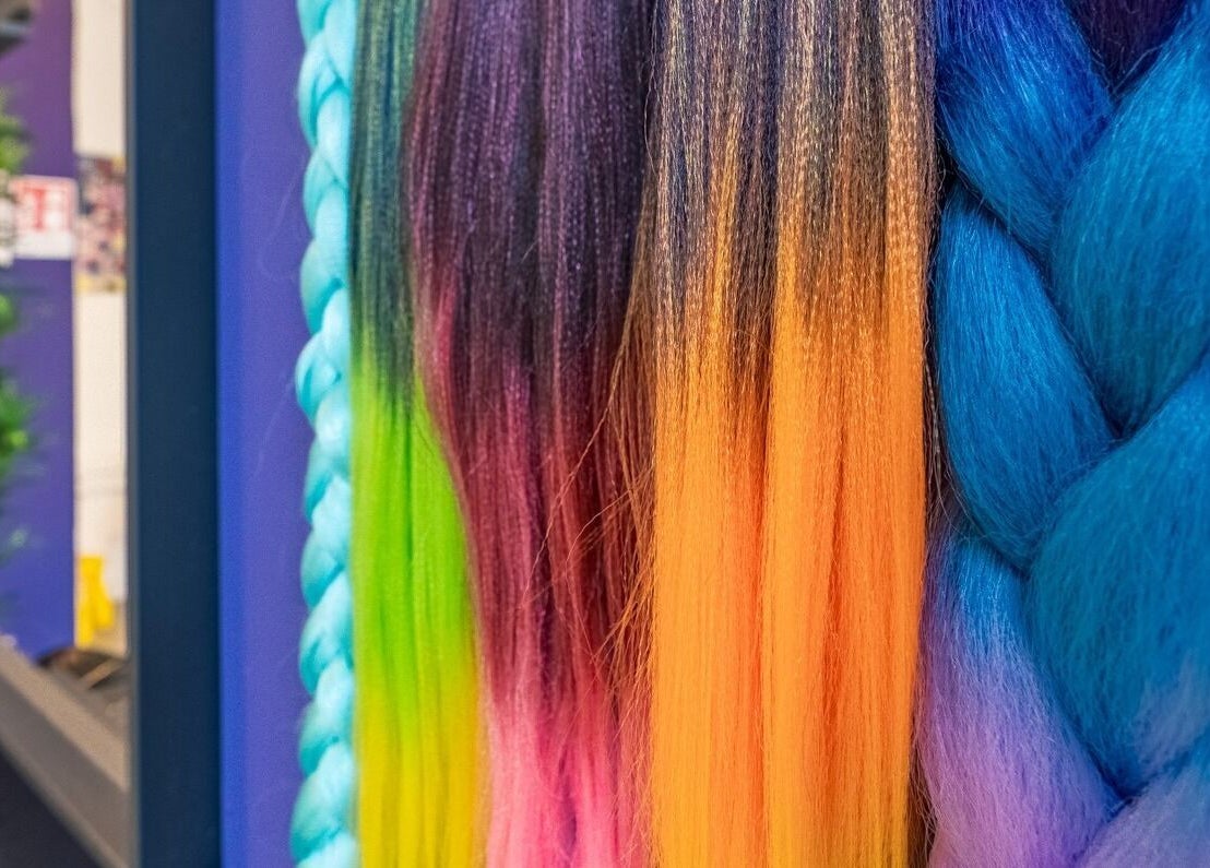 Ciocche di capelli intrecciati multicolori presso Room17, Milano, Lombardia, IT.
