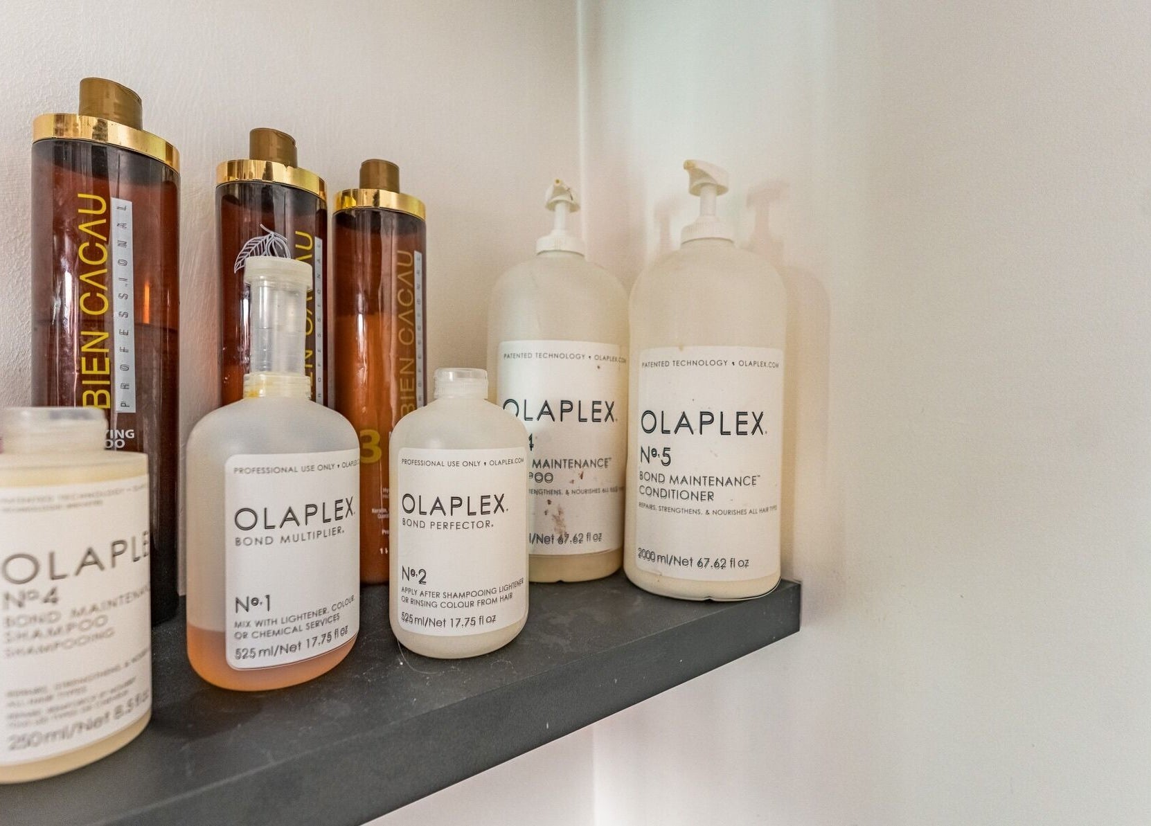 Prodotti per capelli Olaplex esposti su uno scaffale presso Room17, Milano, Lombardia, IT.