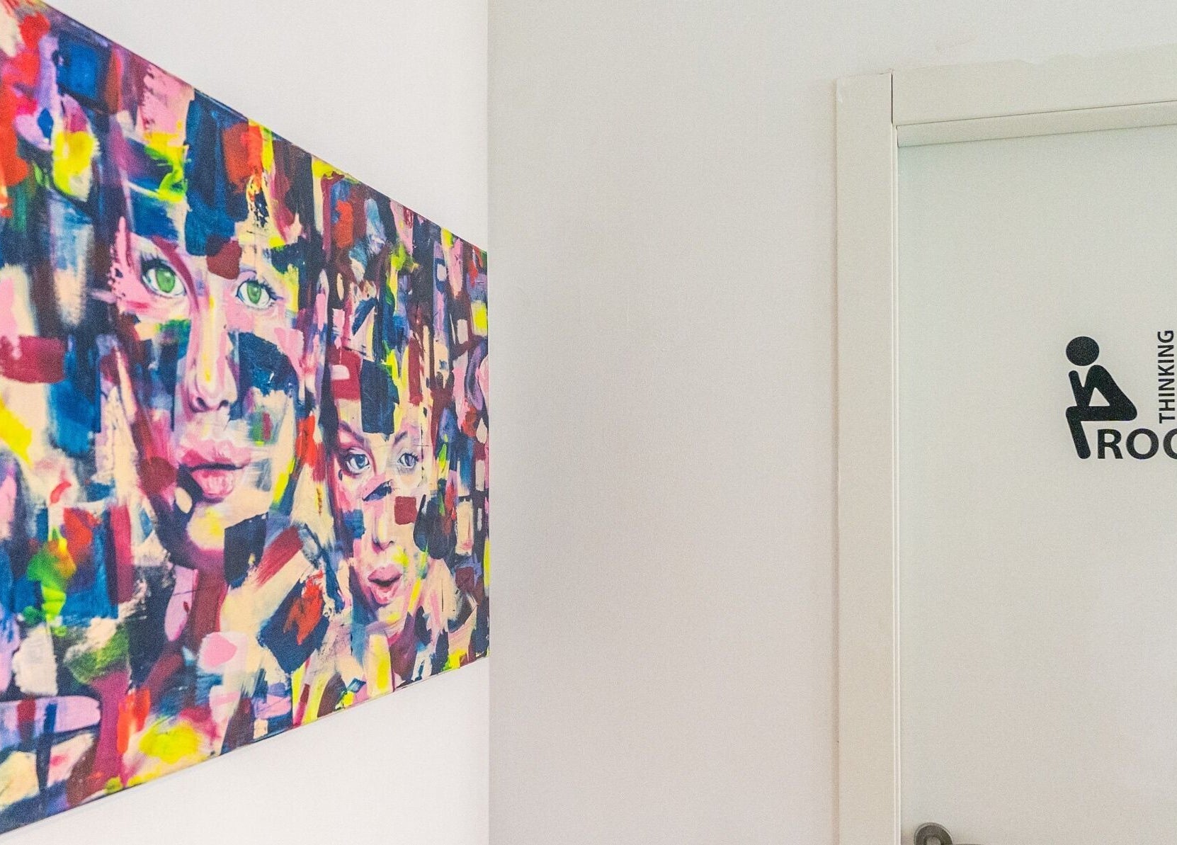 Colorato dipinto astratto vicino alla porta di Room17 a Milano, Lombardia, IT.