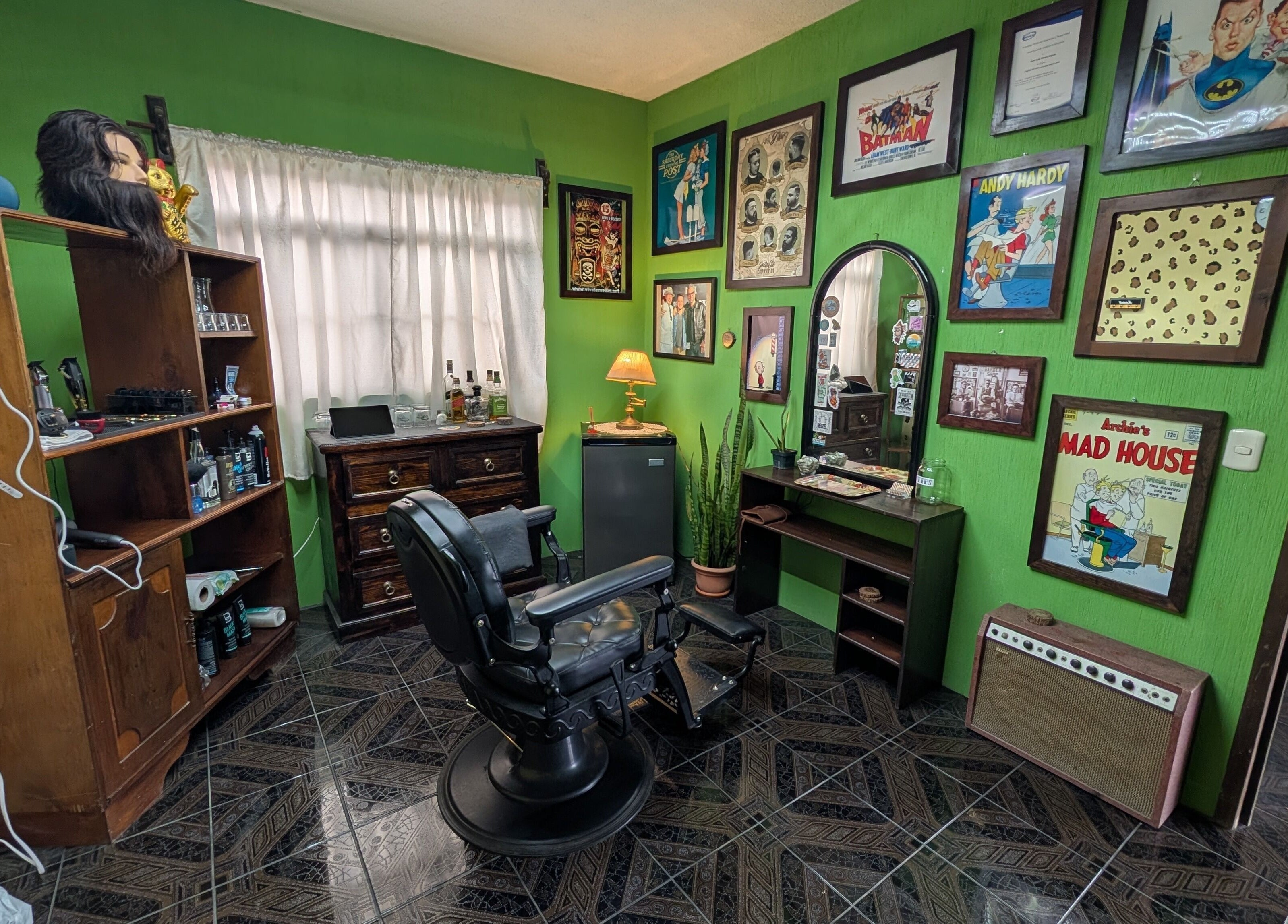Interior retro de Jota Ele Barbería en El Tejar, Chimaltenango, GT, con silla de barbero y decoración vintage.
