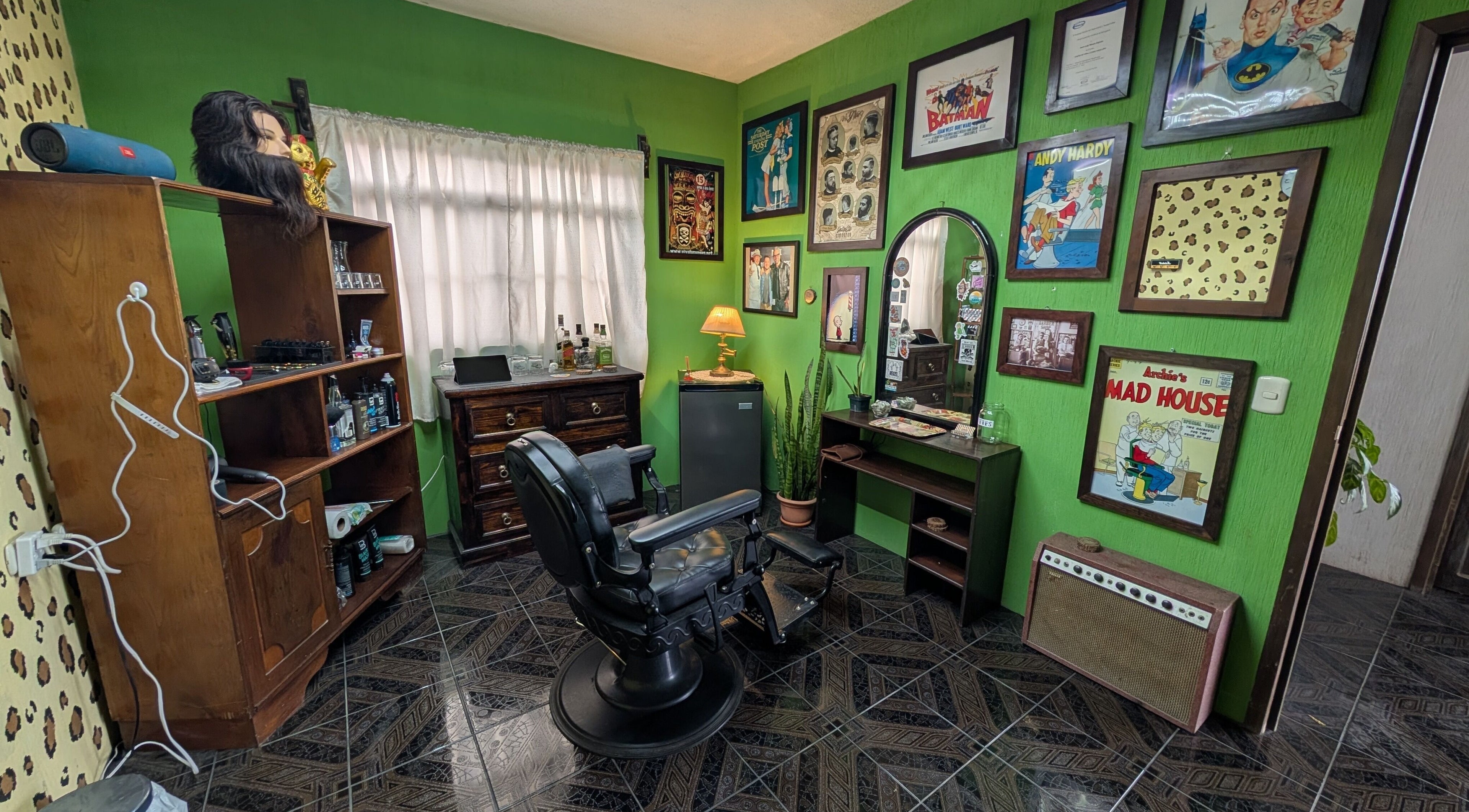 Interior retro de Jota Ele Barbería en El Tejar, Chimaltenango, GT, con silla de barbero y decoración vintage.