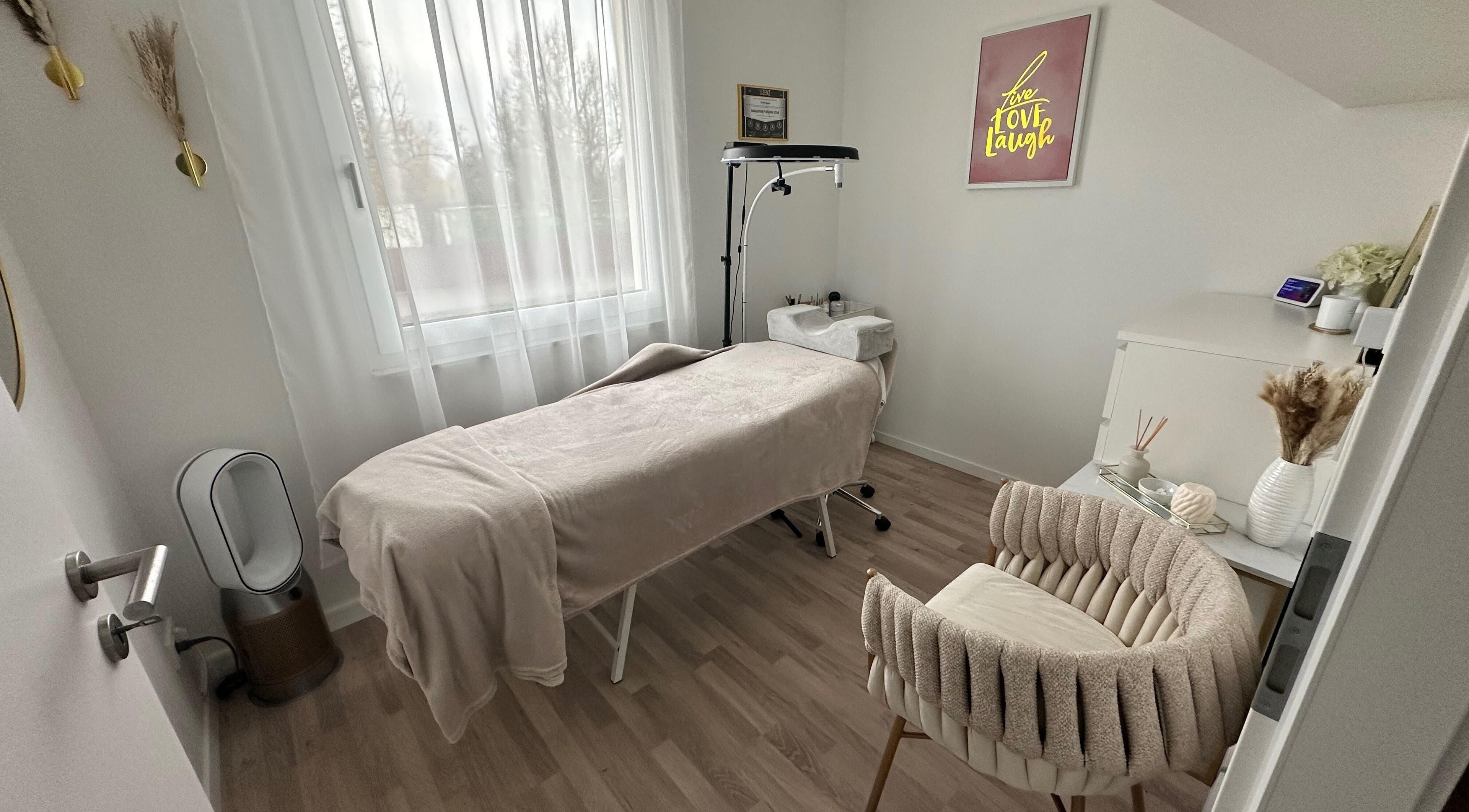 Behandlungszimmer bei AM Beauty Studio in Philippsburg, Baden-Württemberg, DE mit ästhetischem Design und hellem Licht.