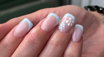 Ongles pastel et fleurs élégants chez Dynails, Montmacq, Hauts-de-France, FR. Design sophistiqué et unique.