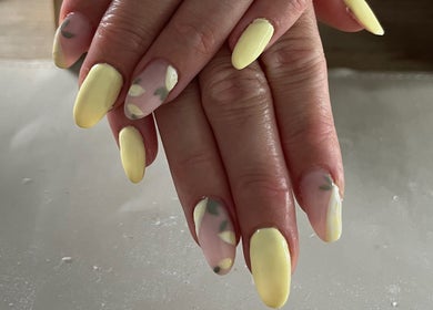 Design d'ongles pastel tendance à Dynails, Montmacq, Hauts-de-France, FR.
