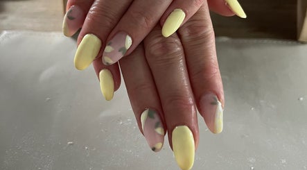 Design d'ongles pastel tendance à Dynails, Montmacq, Hauts-de-France, FR.