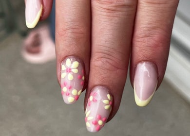 Design d'ongles fleuri chez Dynails, Montmacq, Hauts-de-France, FR. Sublime en jaune et rose.