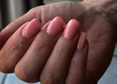 Ongles rose doux réalisés à Dynails à Montmacq, Hauts-de-France, FR. Élégant et raffiné.