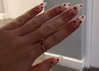 Nail art avec cœurs rouges à Dynails, Montmacq, Hauts-de-France, FR. Design élégant et moderne.