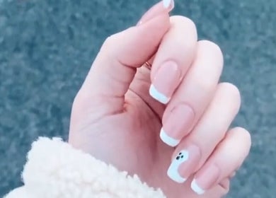 Ongles manucurés à Dynails, Montmacq, Hauts-de-France, avec une French manucure élégante.
