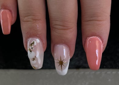 Manucure élégante avec design chez Dynails à Montmacq, Hauts-de-France, FR.