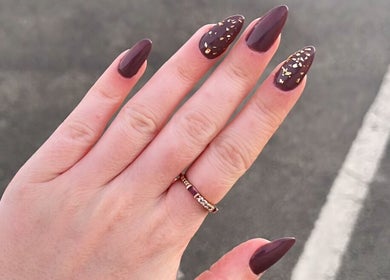Art des ongles élégant à Dynails, Montmacq, Hauts-de-France, FR avec des accents dorés.