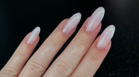 Manucure élégante réalisée chez Dynails à Montmacq, Hauts-de-France, FR.
