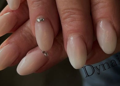 Ongles manucurés brillants avec strass à Dynails, Montmacq, Hauts-de-France, FR.