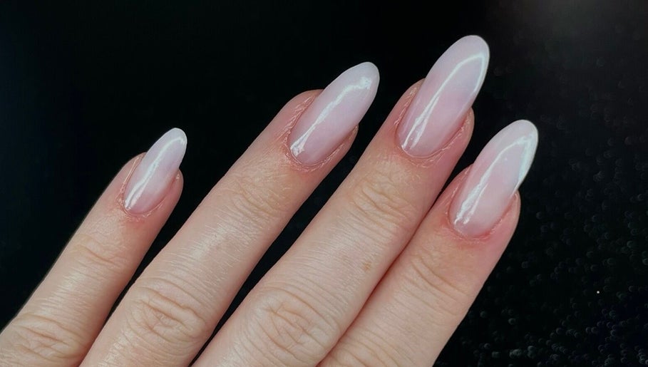 Ongles élégants et brillants réalisés chez Dynails, Montmacq, Hauts-de-France, FR.