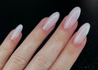 Ongles élégants et brillants réalisés chez Dynails, Montmacq, Hauts-de-France, FR.