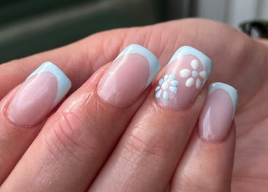 Manucure élégante de style floral chez Dynails, Montmacq, Hauts-de-France, FR.