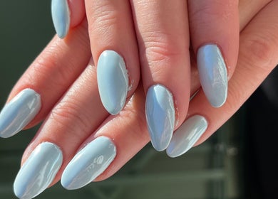 Manucure élégante à Dynails, Montmacq, Hauts-de-France, FR avec vernis pastel bleu.