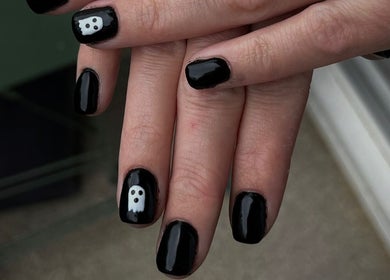 Ongles noirs avec design fantôme à Dynails, Montmacq, Hauts-de-France, FR.