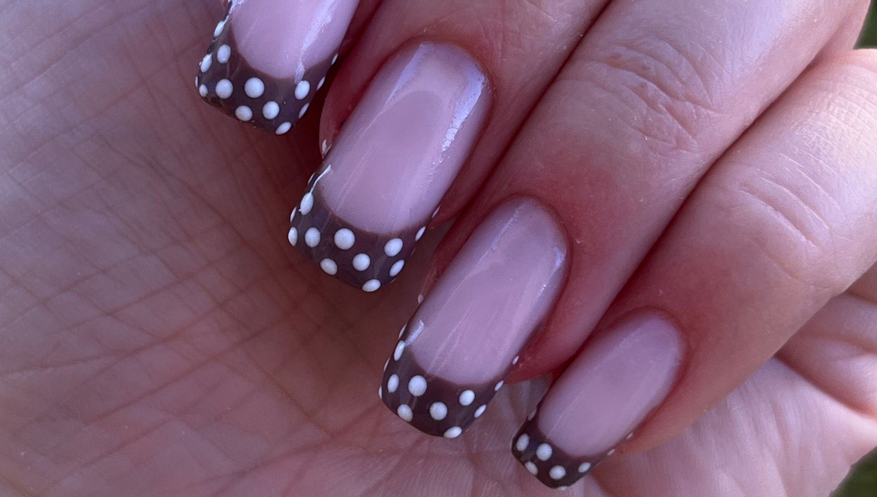 Manucure à pois élégante réalisée chez Dynails, Montmacq, Hauts-de-France, FR.