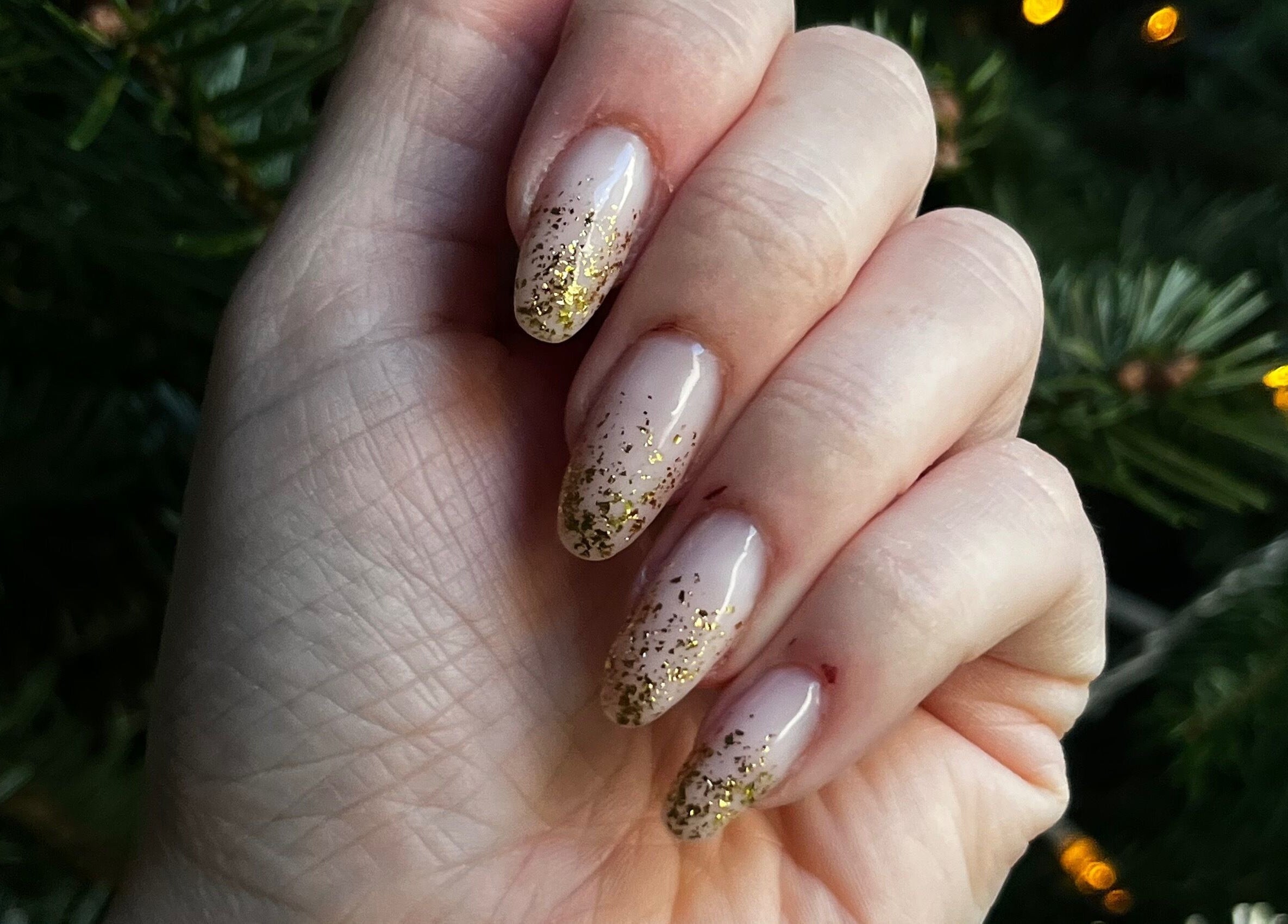 Ongles scintillants dorés de Dynails à Montmacq, Hauts-de-france, FR, offrant une touche festive.