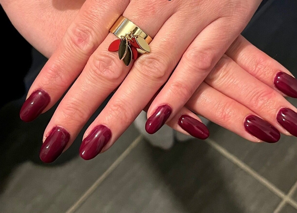 Manucure bordeaux élégante chez Dynails, Montmacq, Hauts-de-france, FR.