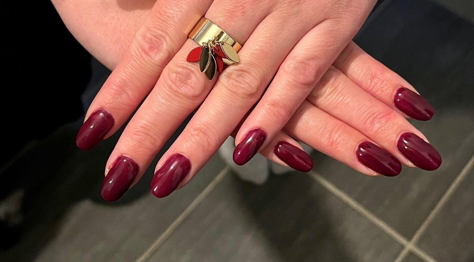 Manucure bordeaux élégante chez Dynails, Montmacq, Hauts-de-france, FR.