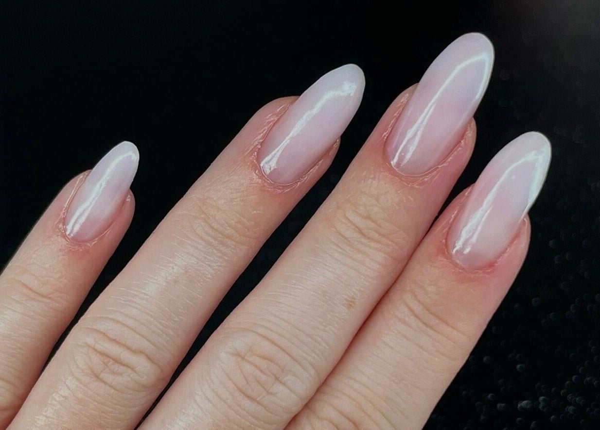 Manucure élégante chez Dynails à Montmacq, Hauts-de-France, FR. Des ongles rosés polis et brillants.