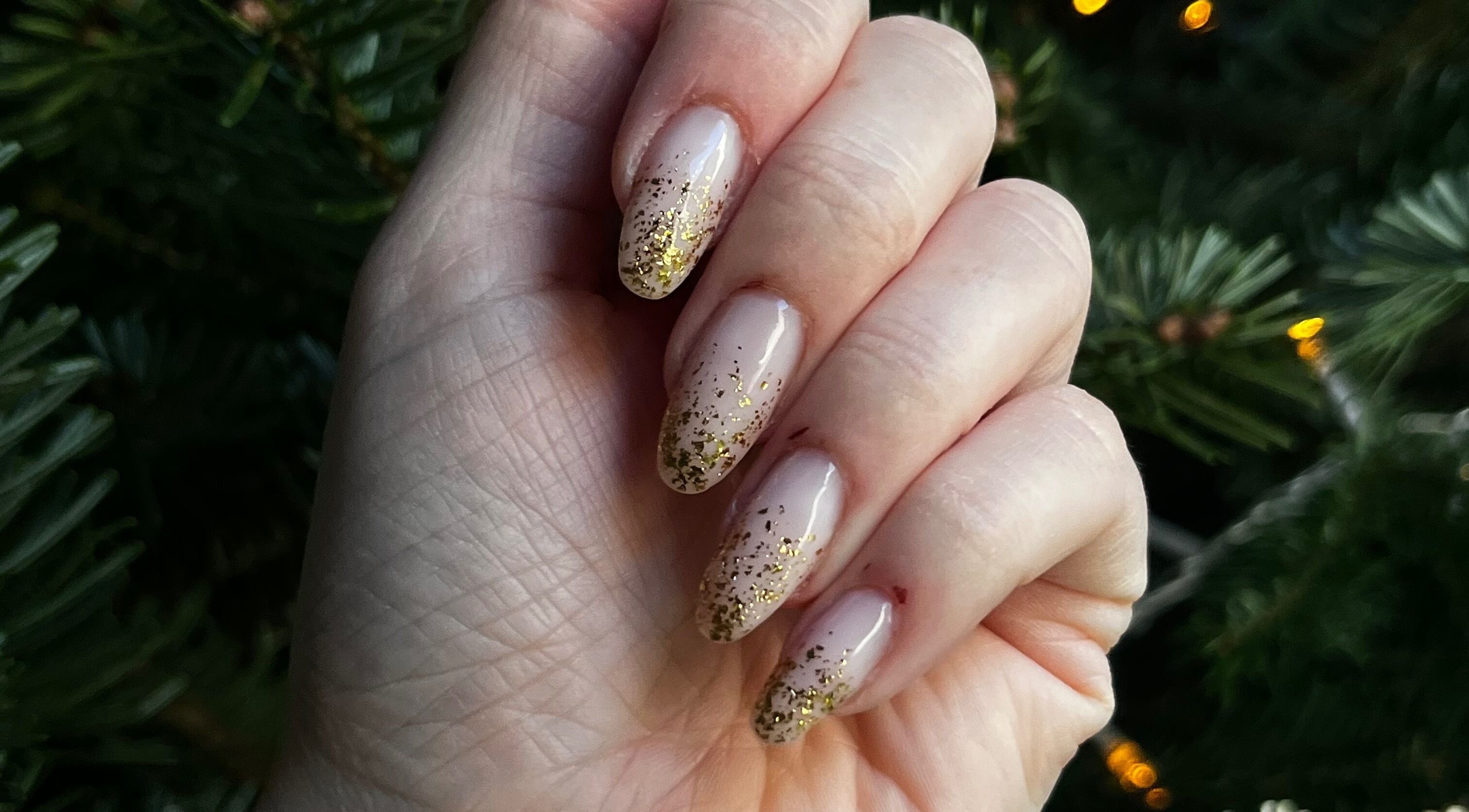 Ongles scintillants dorés par Dynails à Montmacq, Hauts-de-France, FR. Beauté élégante et raffinée.